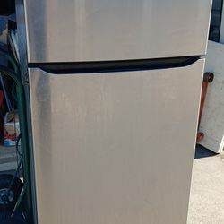 LG Refrigerator Works Good 