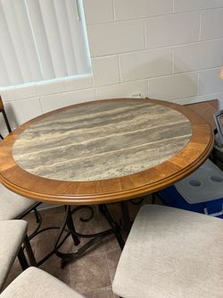 Hi dining table with four chairs