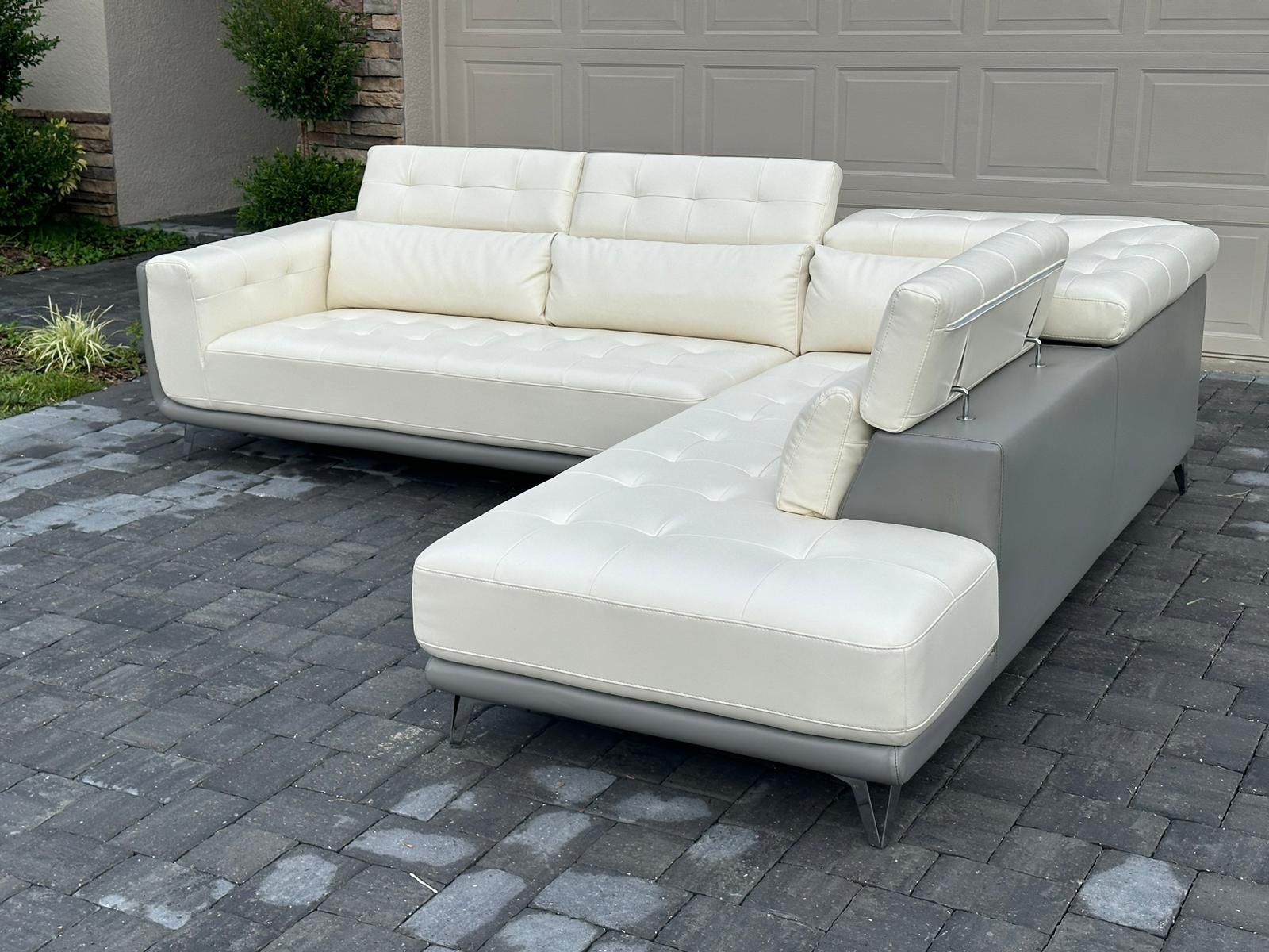 WHITE SECTIONAL COUCH WITH ADJUSTABLE HEADREST IN GREAT CONDITION