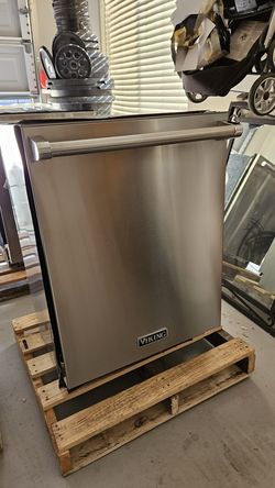 Viking 5 Series 24" Stainless Dishwasher w/ Built-In Water Softener – $2,389 Retail