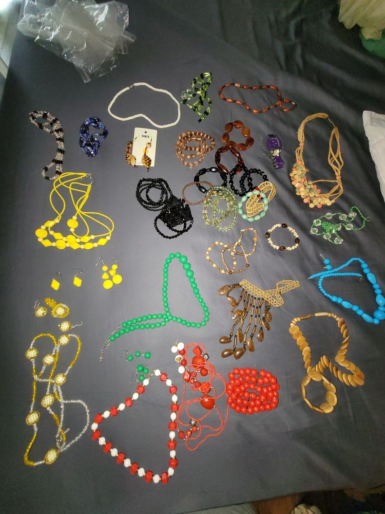 Ton of Costume Jewelery / Dress up Jewelery