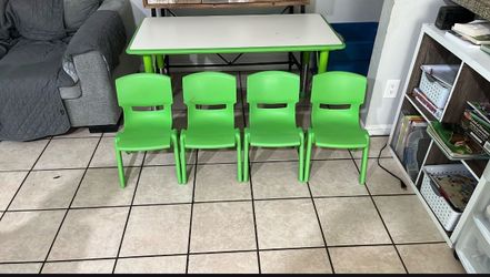 Mesa y sillas para niños