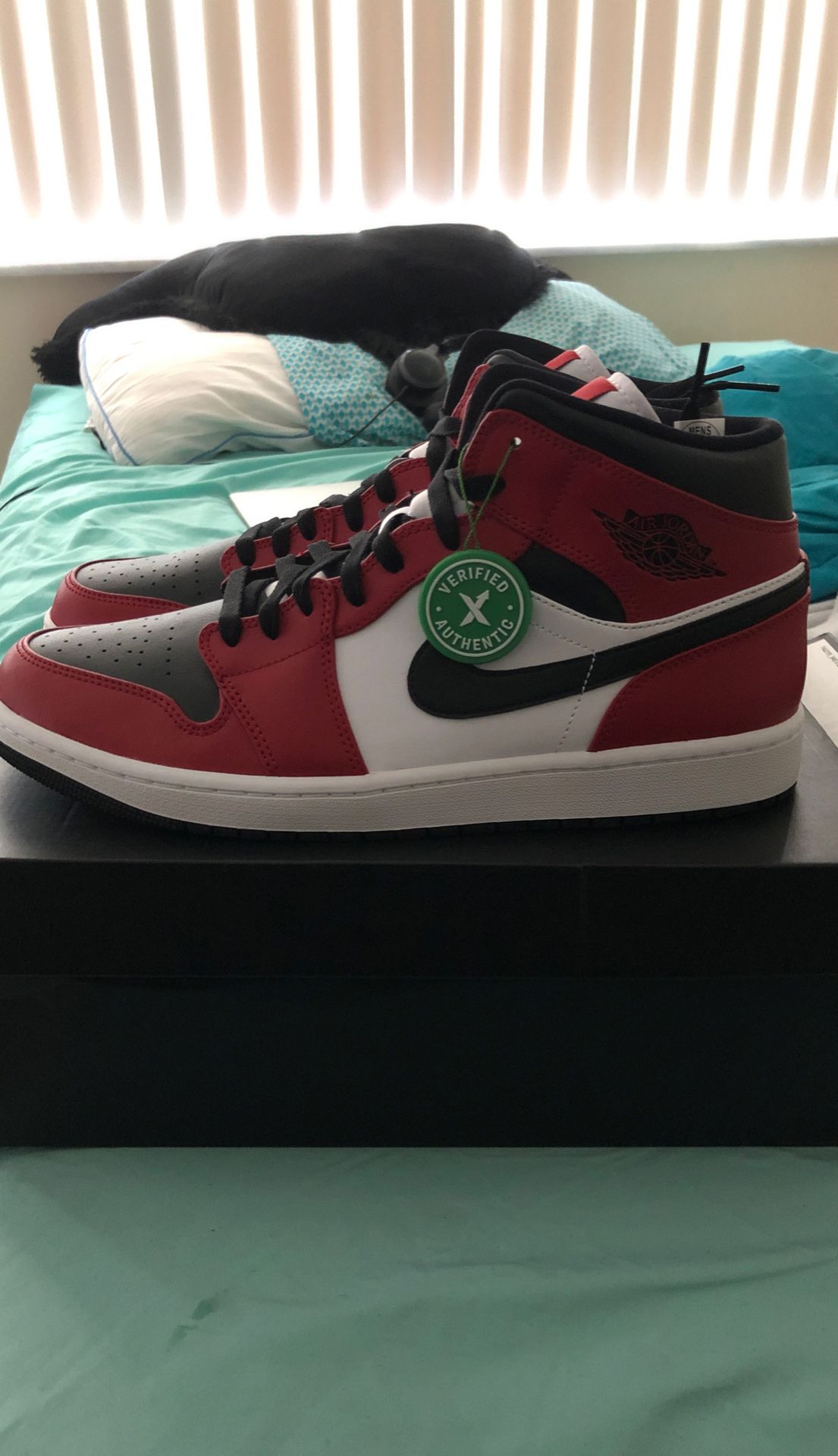 Air Jordan 1 mid Chicago authentic