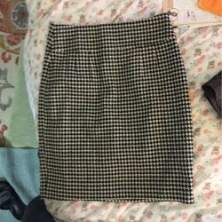 Banana Republic Blk And Off White Houndstooth Check Skirt Lined  Size 4