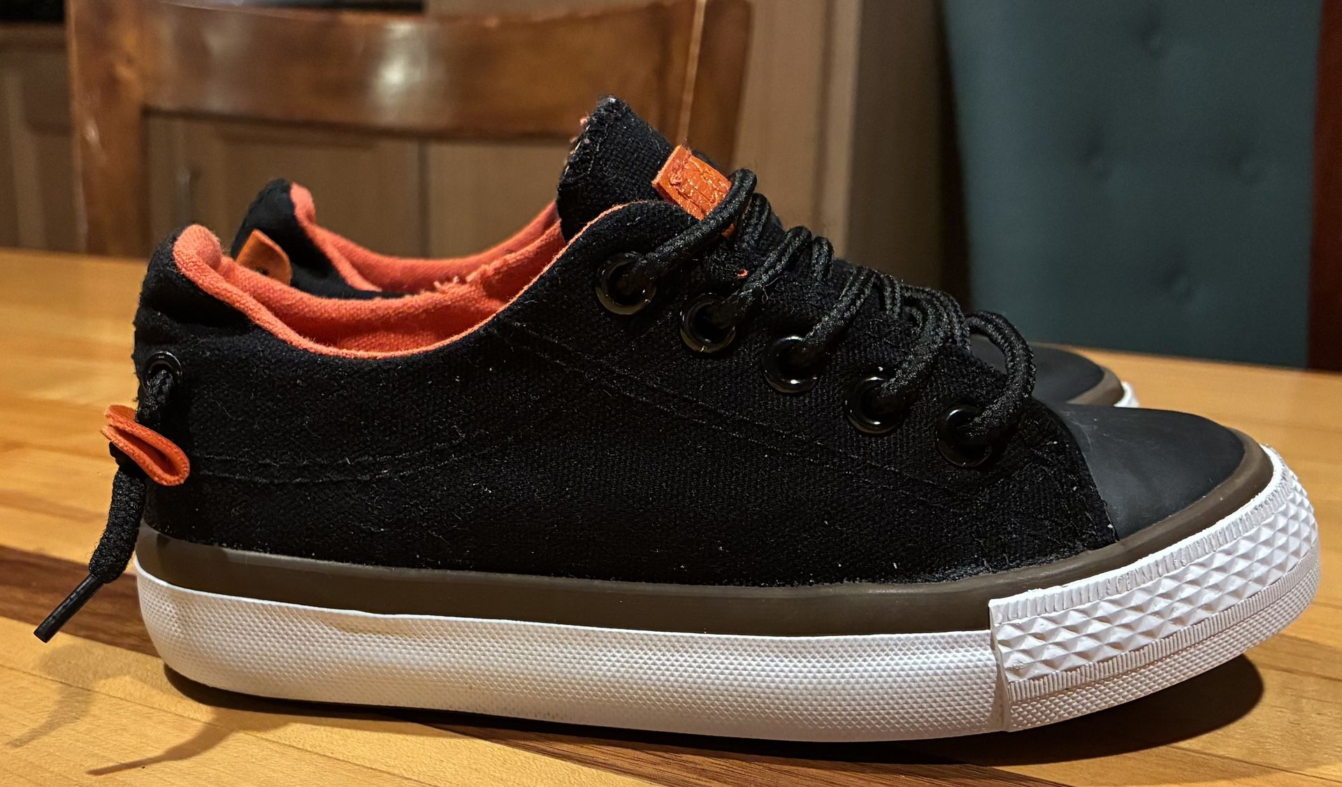 Boys Link Lo-Top Sneakers in Black /Orange