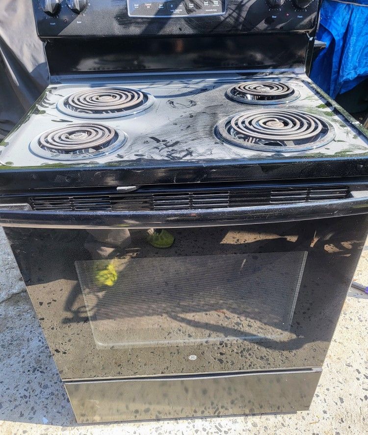2 Electric Stoves With Stovetop
