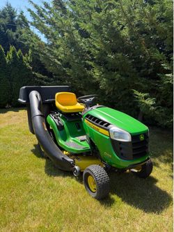 John Deere D105 riding mower lawnmower with bagger system