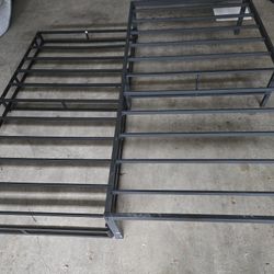 TWIN SIZE METAL BEDFRAME & BOXSPRING 
