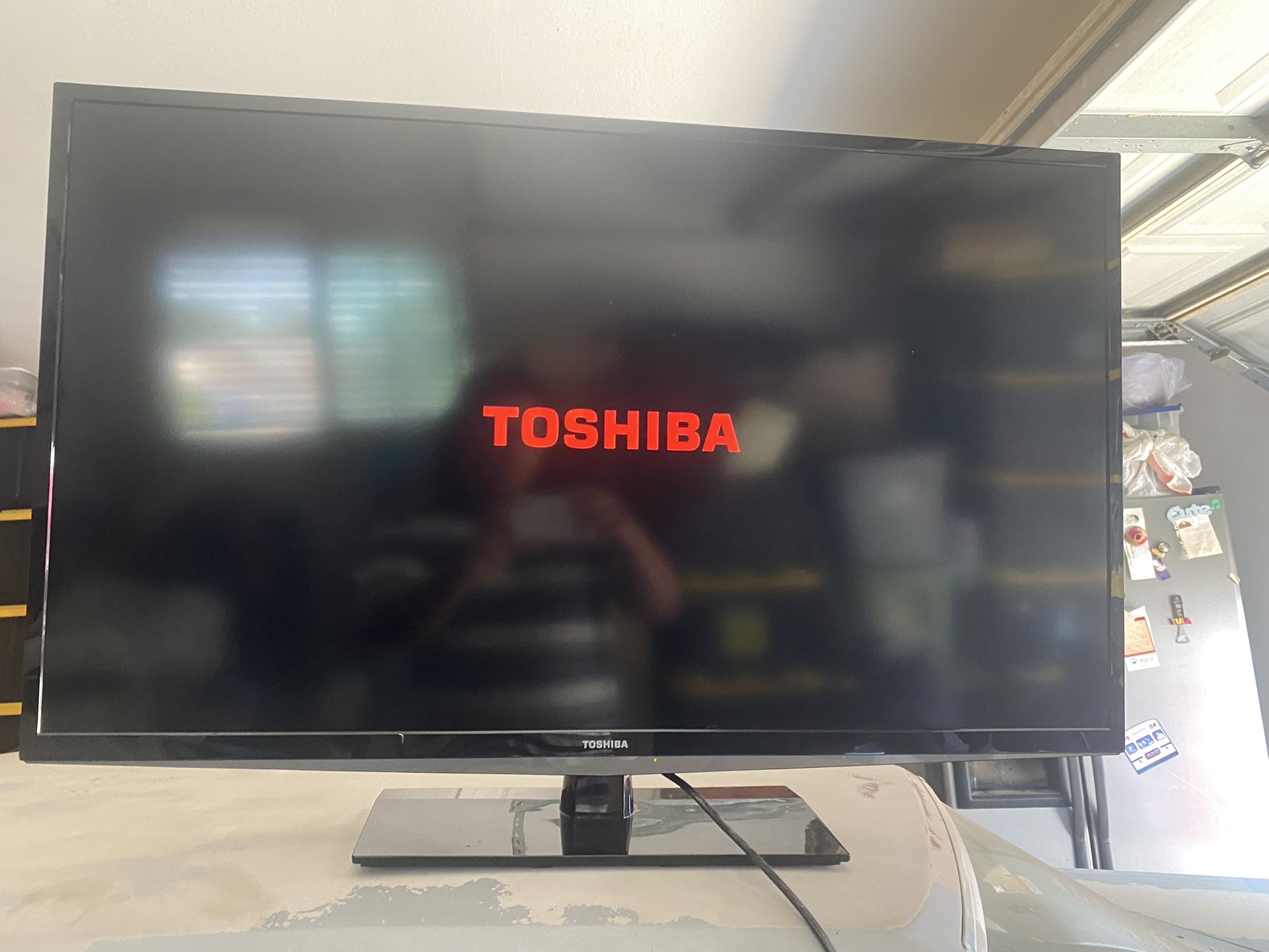 Tv Television Toshiba 40 Inches Tv NOT SMART TV Works Great Tv Only! MAKE AN OFFER!