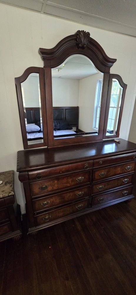 Dresser, 2 Nightstands and Mirror