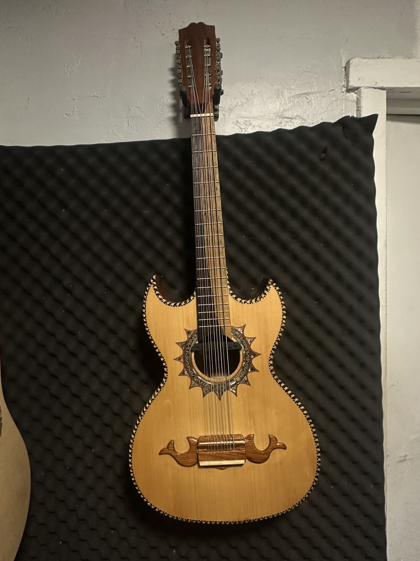 Bajo Quinto Con Fishman Pick Up