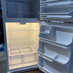 Top Freezer - Refrigerator- 18 Cu.Ft