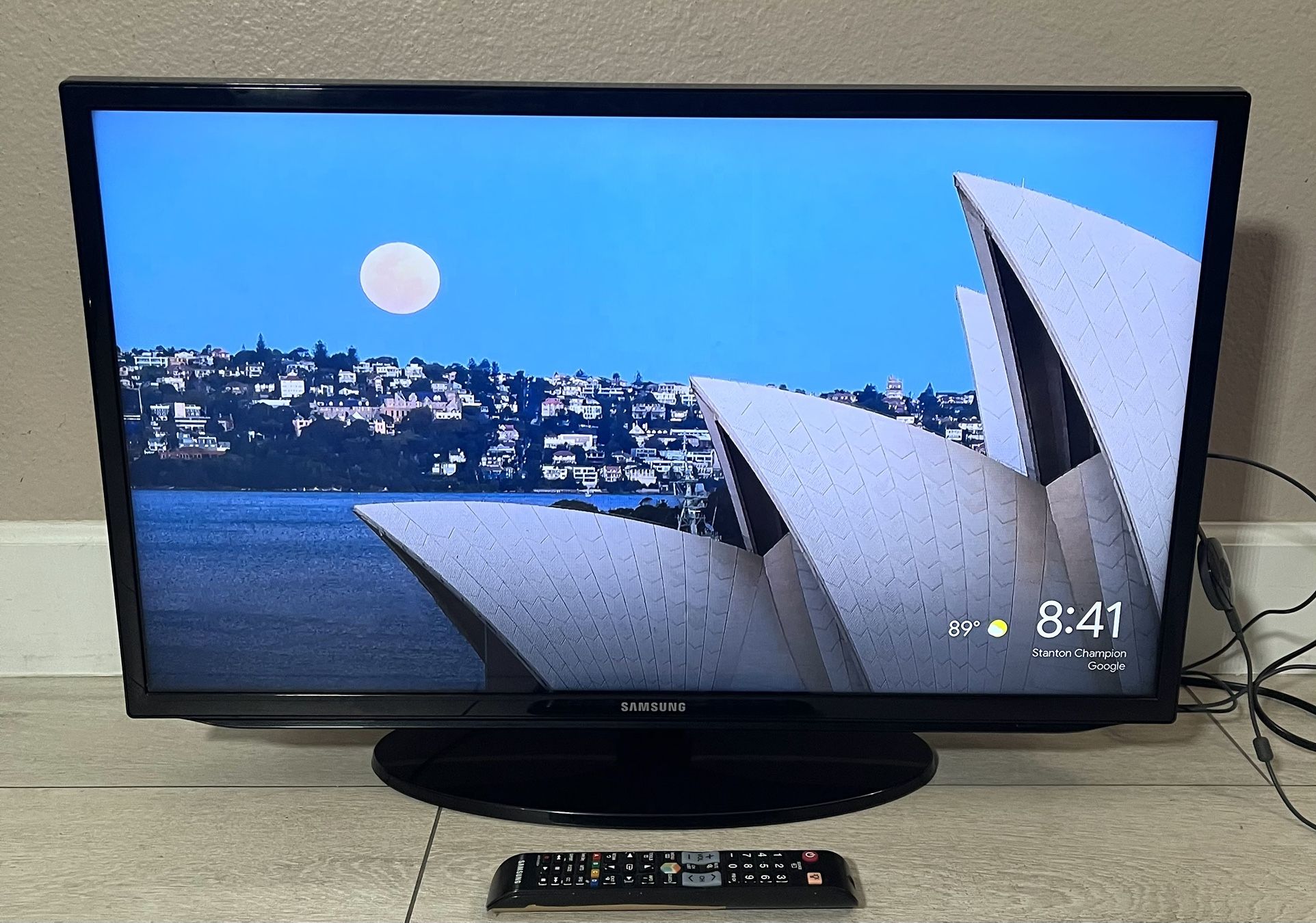 SAMSUNG 32” TV / Monitor With Google Chromecast
