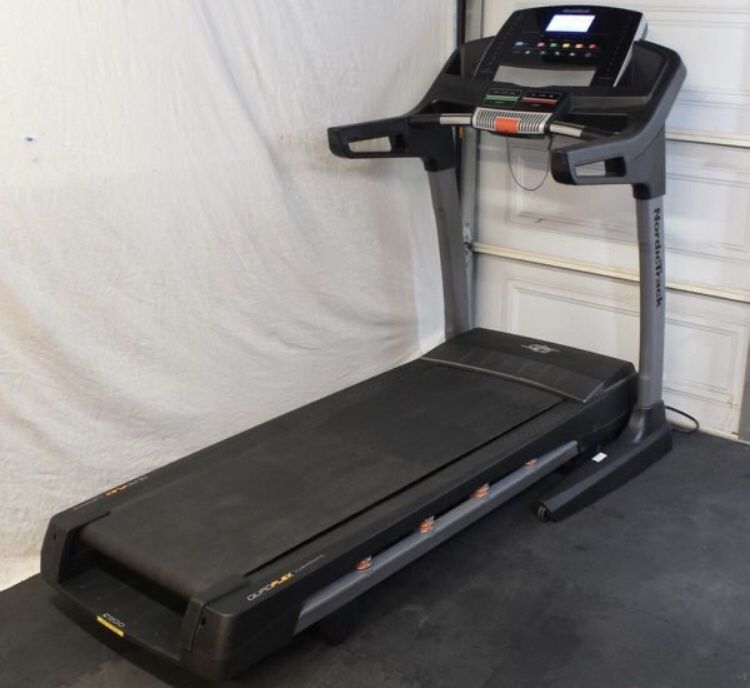 Free Delivery!!! Nortictrack C 900 Treadmill