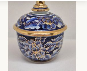 Porcelain lidded bowl