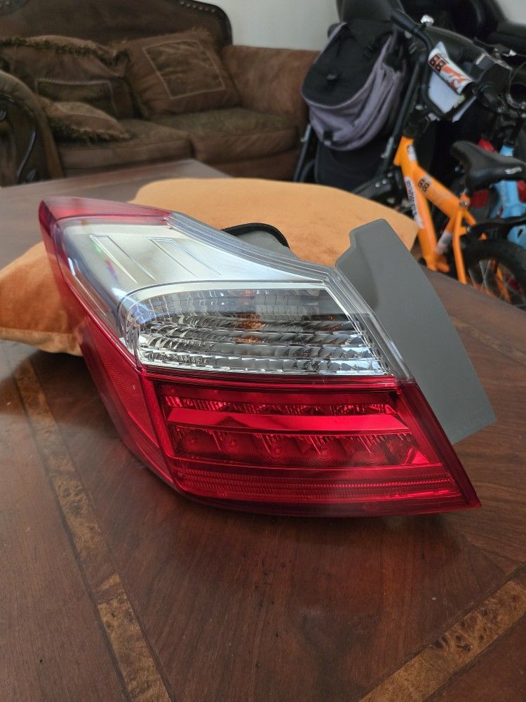 2013-2015 Honda Accord OEM Taillight (Driver's Side)