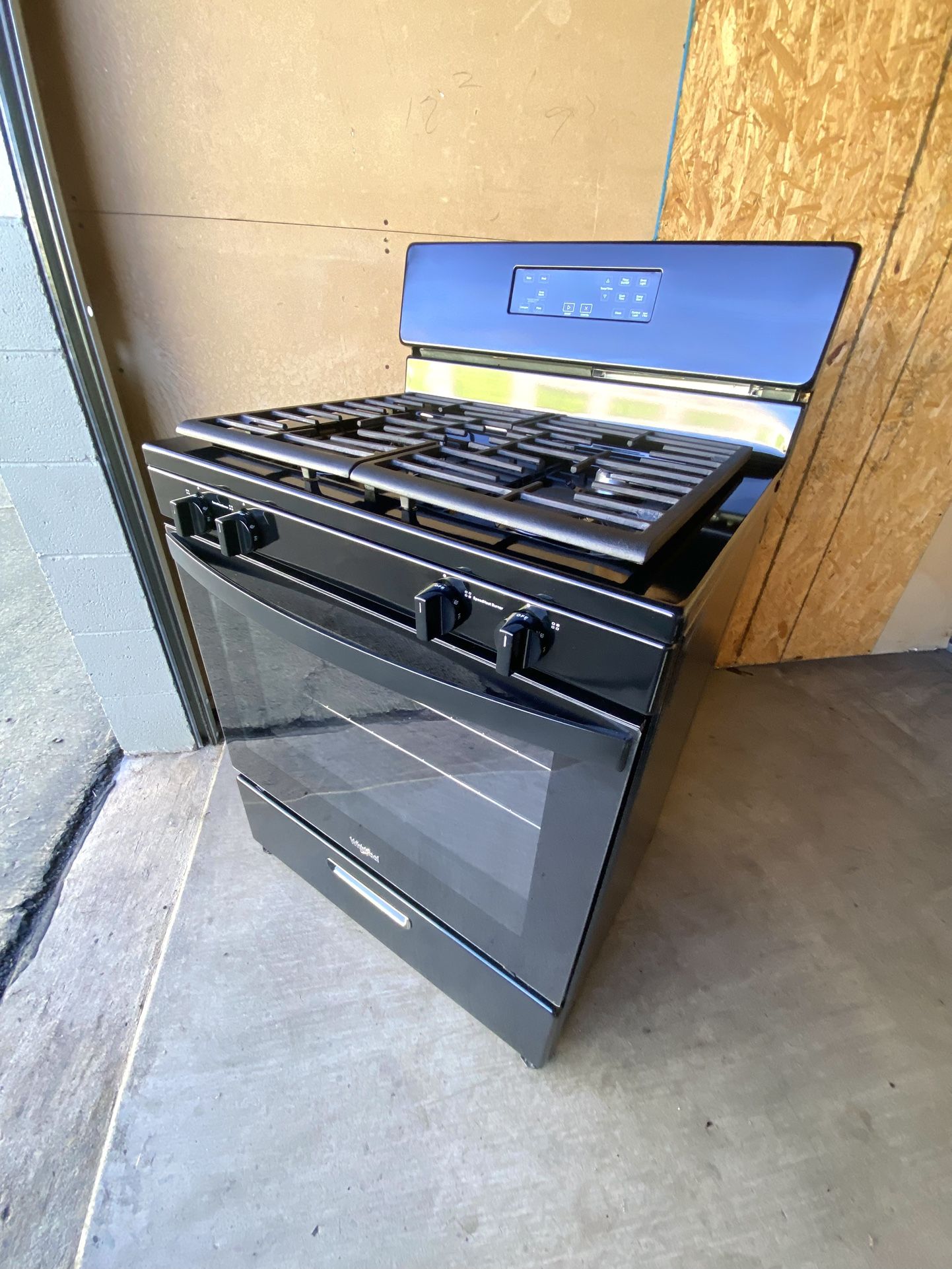 Whirlpool gas stove 4 burners black color 30”
