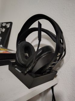 Gaming headset with mic and charging dock