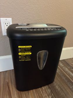 Amazon Basics shredder in great condition