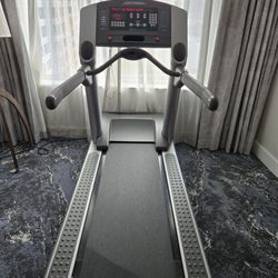 Treadmill (Light Use) Life Fitness T9i