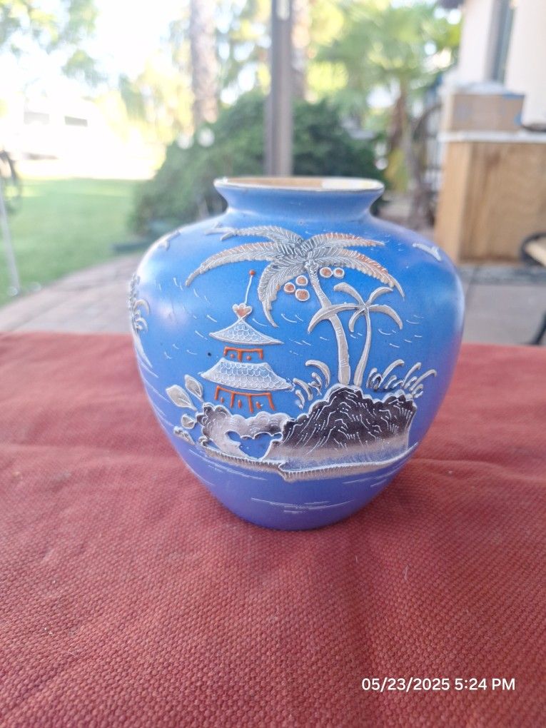 Japanese Moriyama Mori-Machi porcelain vase