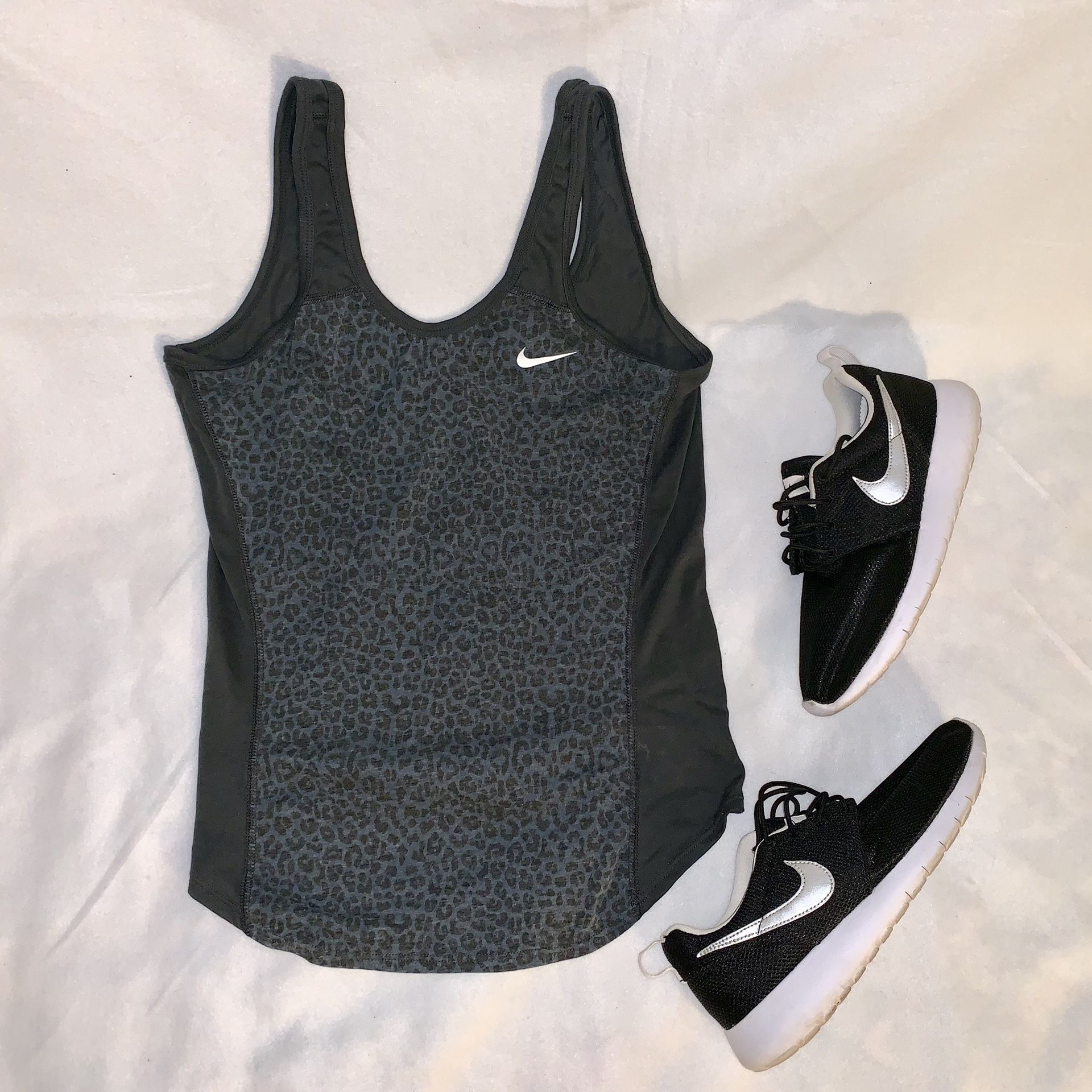 Nike Dri Fit Women Size M Grey Cheetah Print