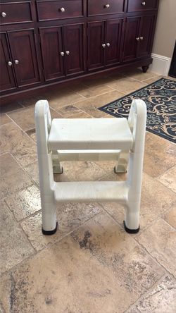 Rubbermaid white steeping stool