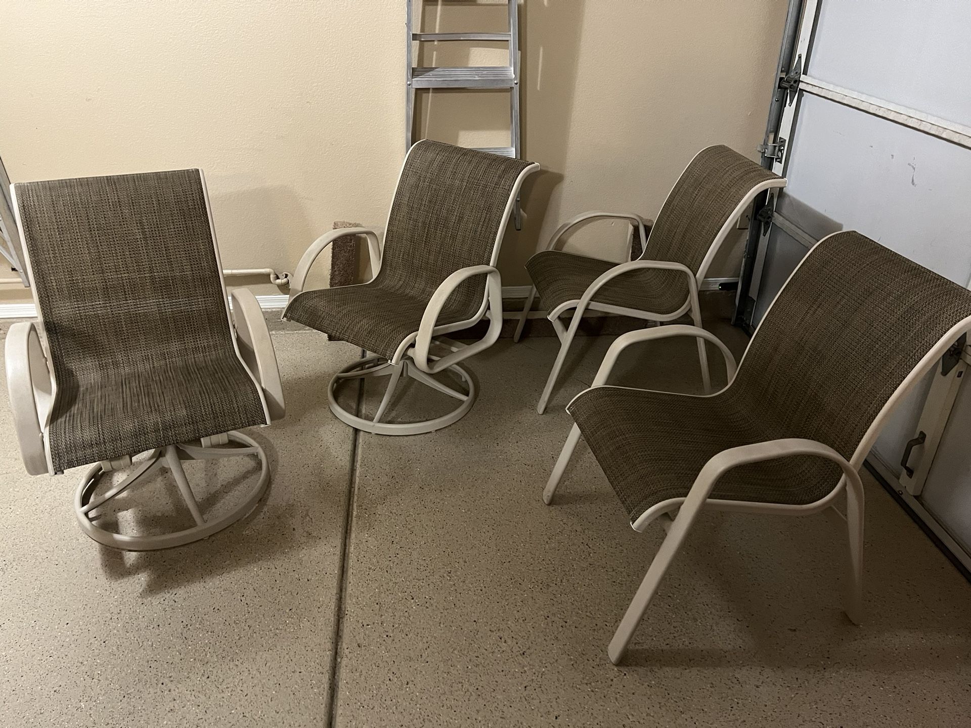 Tropitone Table Set With Four Beautiful Chairs