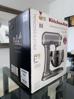 Kitchen Aid Stand Mixer - Professional Line - 6 Quarts - Silver for Sale in  Medley, FL - OfferUp