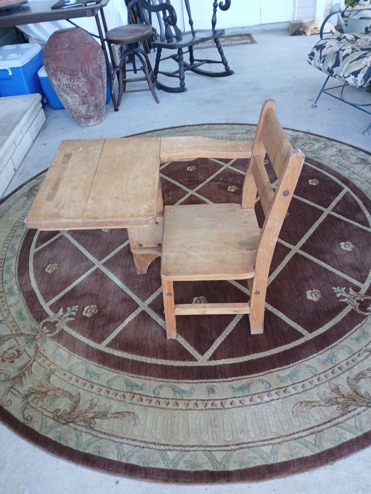 ANTIQUE CHILDREN'S DESK
