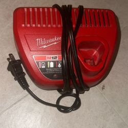 Milwaukee Charger M12 