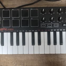 Akai Mpk Mini Keyboard And Pad For Music