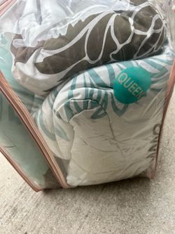 NEW Queen Comforter set never used