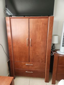 Bedroom furniture set