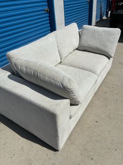 Costco cloud, Couch 🛻 delivery available🛻
