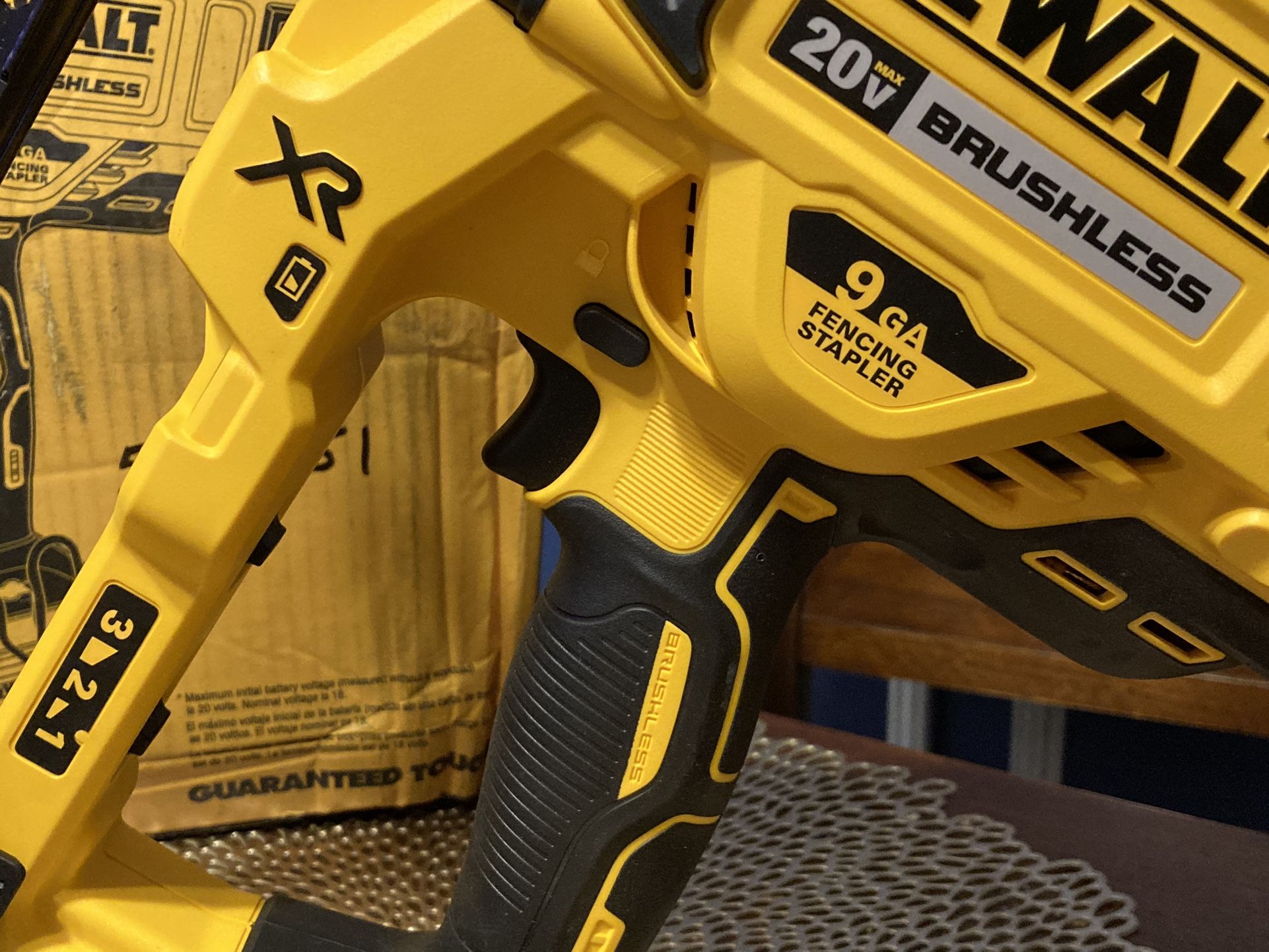 DEWALT FENCING STAPLER KIT