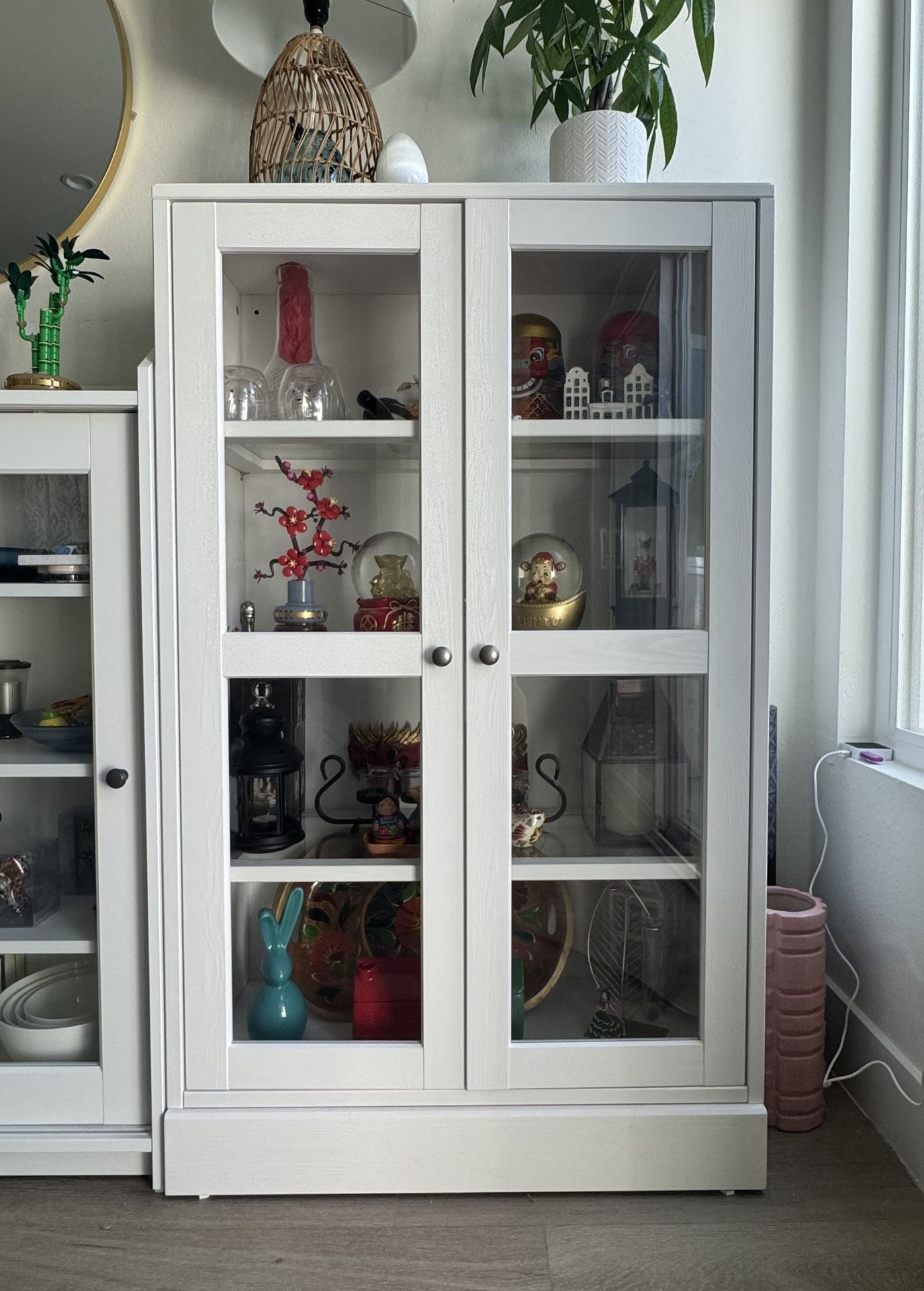 White Glass Door 4-Shelf Canibet (1x)