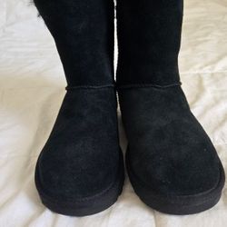NEW KIDS  UGGS  BOOTS _ SIZE 5 USA- BLACK  