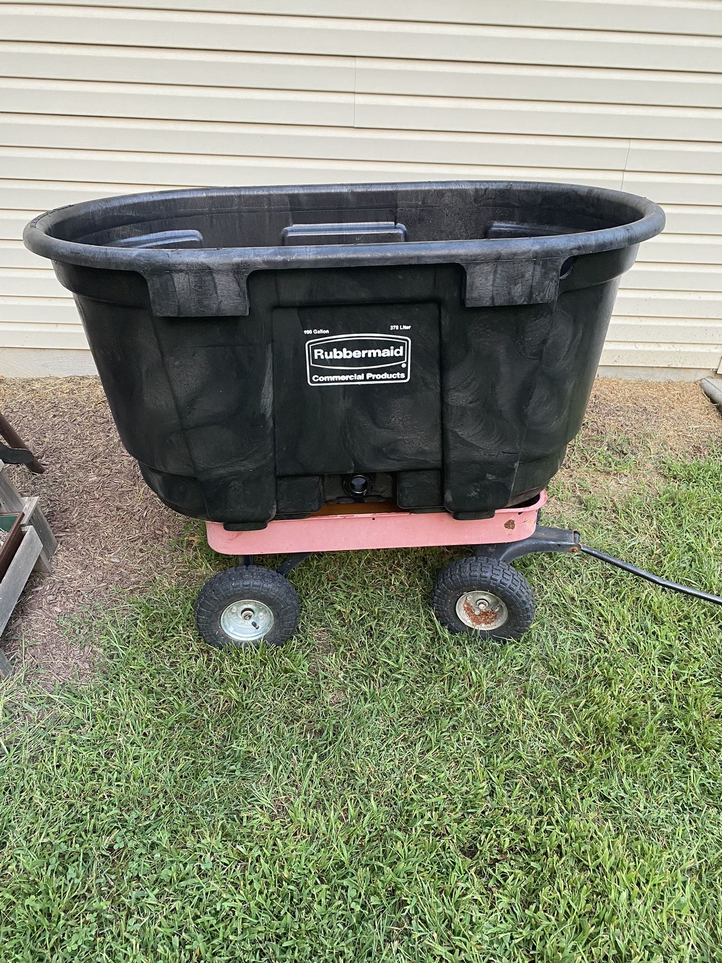 Rubbermaid 100 Gallon Stock Tank