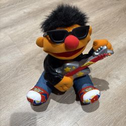    TYCO Jim Henson Sesame Street Rock N Roll Ernie 1998 Sings & Plays Guitar WOR