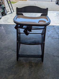 Adjustable height highchair