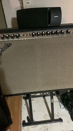 Twin Reverb guitar amplifire