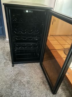 Black Freestanding Wine Cooler with Glass Door