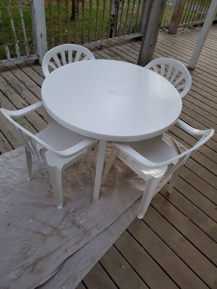 Grosfillex Table And 4 Chairs