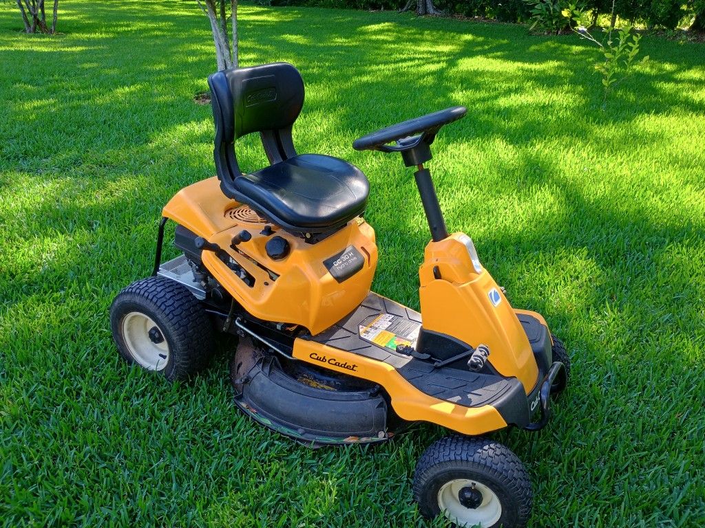 Cub Cadet 30-in Riding Lawn Mower With Hydraulic Transmission