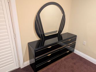 Giving away a black bedroom furniture set for FREE.