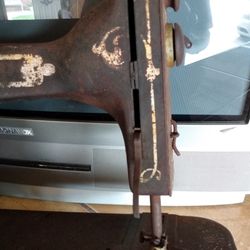 Old  Vantage Sewing Machine Kinda Cooollll,,