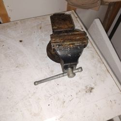 Bessey 4 Inch Swivel Base Vise With Pipe Jaws