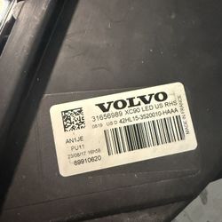 Volvo XC90 Right Headlight Housing