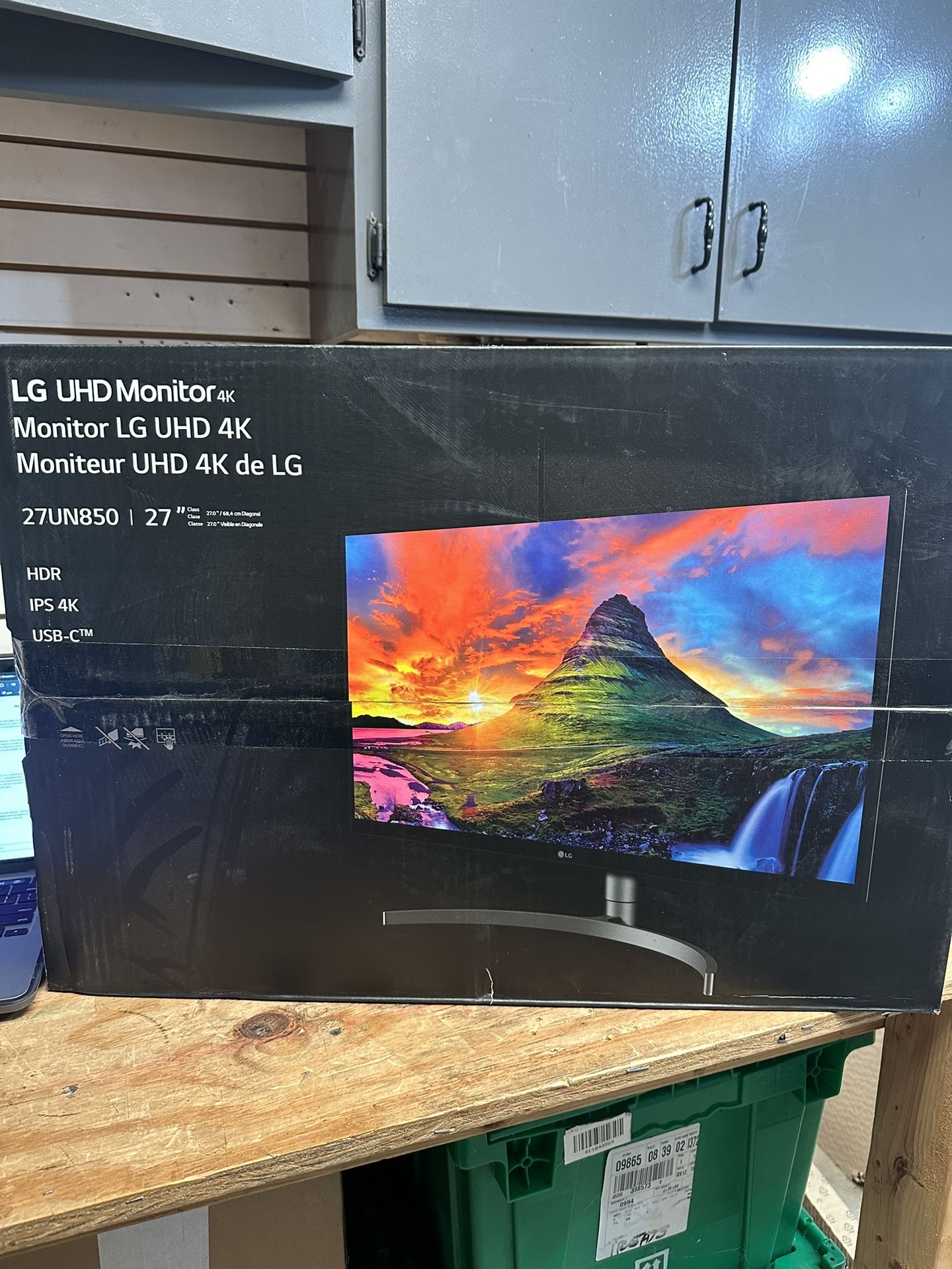 LG UltraFine 27UN850-W Computer Monitor